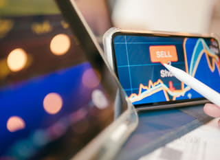 Bitcoin, Ethereum és forex opciók elemzésével foglalkozó többpiacú kereskedő